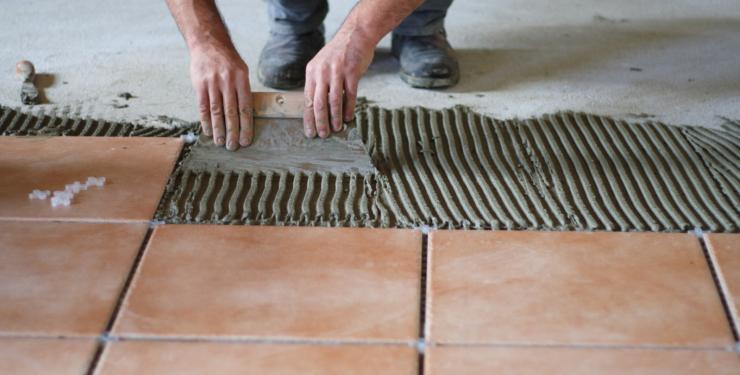 pagot-savoie-quelles-causes-et-quelles-solutions-pour-un-carrelage-qui-se-souleve