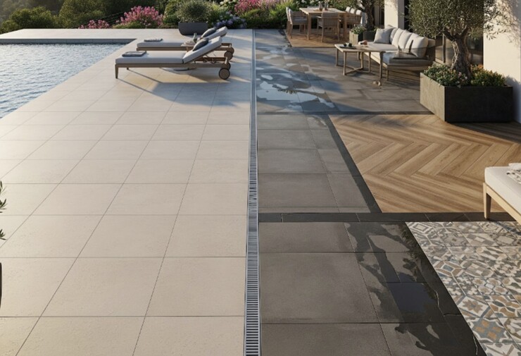 Carrelage sol extérieur en grès cérame grand format autour d’une piscine, avec zones effet bois, pierre et béton, terrasse moderne antidérapante aménagée avec mobilier lounge.