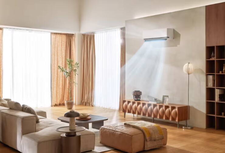 Climatiseur mural installé dans un salon, une solution de climatisation discrète et efficace pour un logement moderne.