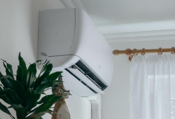 À quelle distance du plafond installer votre climatiseur ?