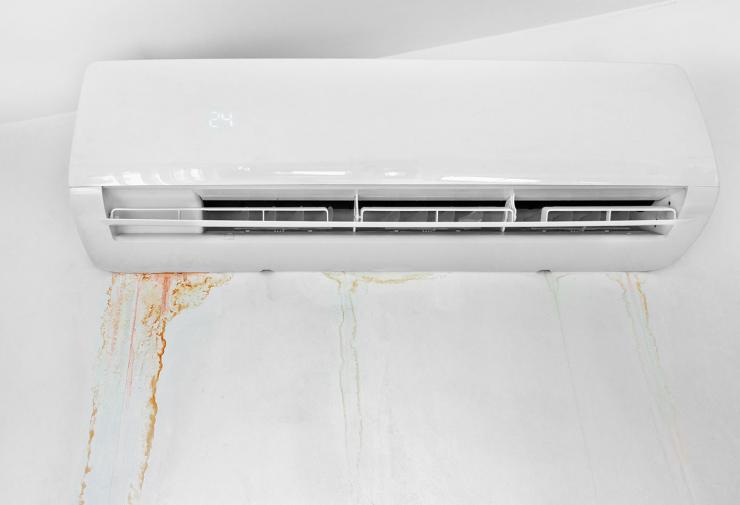 Un climatiseur qui fuit est souvent une situation stressante pour l’habitant du logement. En effet, une fuite d’eau entraîne toujours des dégâts plus ou moins importants dans une habitation. De plus, selon la nature du problème, cela peut réduire la production d’air frais pour refroidir un logement. Ce type de fuite peut être détecté sur un climatiseur split, sur une climatisation réversible (chauffage et climatisation avec la production d’air froid et d’air chaud), sur une pompe à chaleur air-air, sur un climatiseur mobile, etc. Plusieurs causes peuvent entraîner une fuite d’eau au niveau du système de climatisation et la plupart de ces problèmes peuvent être résolus rapidement. Pourquoi un climatiseur fuit-il ? Comment agir en cas de fuite ? Voici le guide pour savoir comment réagir face à une fuite d’eau provenant de son système de climatisation.