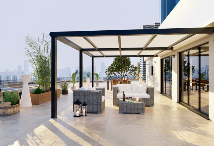 Terrasse contemporaine avec carrelage extérieur grand format beige, salon de jardin et vue panoramique.